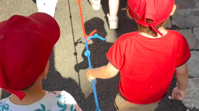 Waldtag mit Waldpaedagogen mit der Kleinkindergruppe